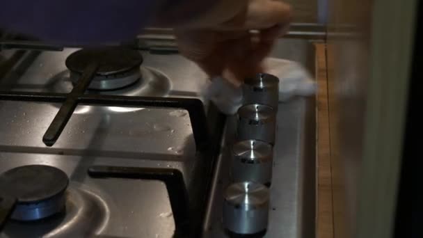 Жінка Старанно Стирає Плиту Використовуючи Паперову Тканину Щоб Видалити Бруд — стокове відео