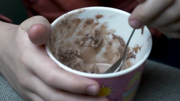 Рука Ребенка Выхватывает Шоколадное Мороженое Бумажной Чашки Ложкой Видео Замедленным — стоковое видео