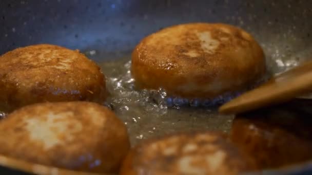 Γκρο Πλαν Άποψη Του Φρεσκοτηγανισμένου Γεωργιανού Πιάτου Chadi Ντόνατς Αφαιρούνται — Αρχείο Βίντεο