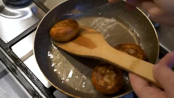 Свіжообсмажені Грузинські Страви Пончиків Чаді Видаляються Киплячої Сковороди Виделкою Дерев — стокове відео