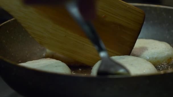 Odwracanie Boków Pączków Ciasta Widelcem Drewnianą Łyżką Umieszczoną Patelni Wrzącego — Wideo stockowe