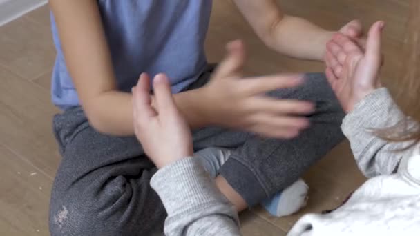 Двоє Дітей Грають Долоні Плескаючи Ігри Кімнаті Вид Високим Кутом — стокове відео