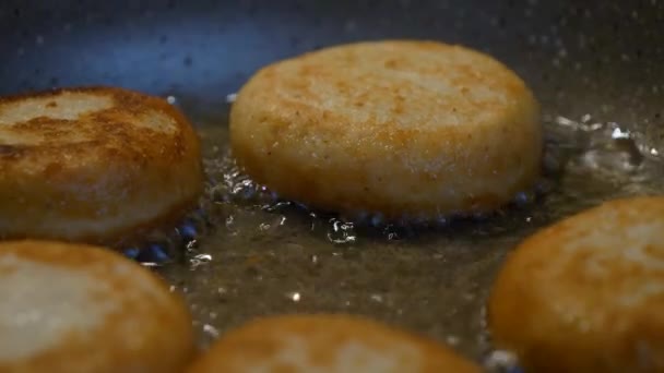 Грузинские Пончики Чади Готовятся Кипящей Сковороде Крупным Планом — стоковое видео