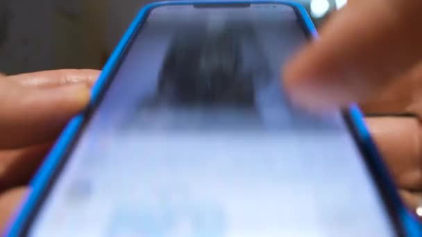 Düşük Açılı Aşırı Yakın Plan Bir Perspektiften Akıllı Telefon Ekranında — Stok video