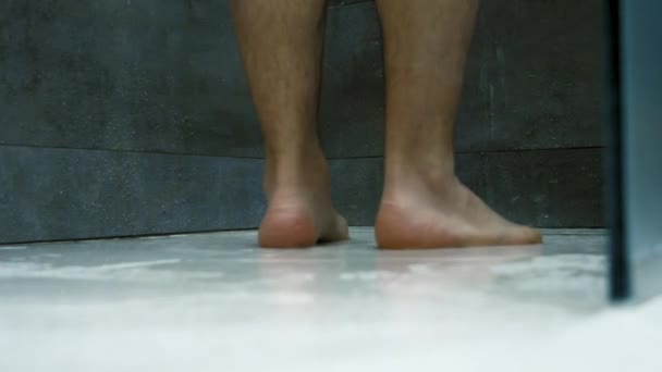 Nagranie Białego Człowieka Biorącego Prysznic Nowoczesnej Wannie Widok Stopy Parterze — Wideo stockowe