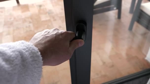 Uma Mão Homem Fecha Metal Preto Uma Porta Vidro Firmemente — Vídeo de Stock
