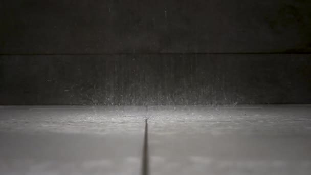 Kropelki Pod Prysznic Spadają Podłogę Łazienki Białym Kafelkiem Tworząc Rozpryski — Wideo stockowe