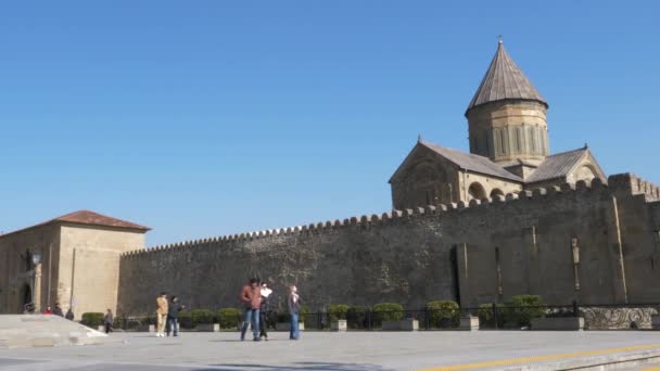 Visitantes Caminham Lado Antiga Parede Pedra Igreja Catedral Svetitskhoveli Sob — Vídeo de Stock