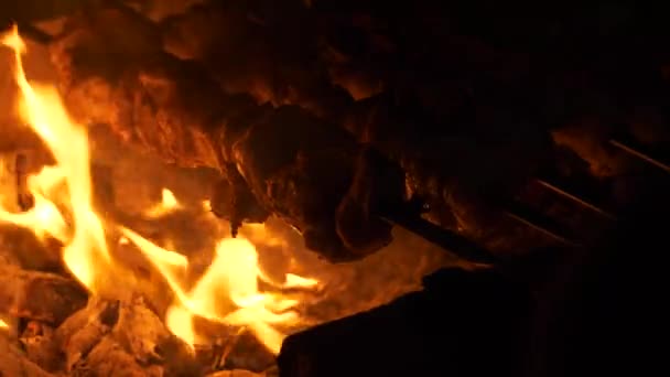 สะเก ดเน างบนเปลวไฟแตกในเตาผ การเตร Mtsvadi แบบด งเด เหน อไฟเป ดในเวลากลางค — วีดีโอสต็อก