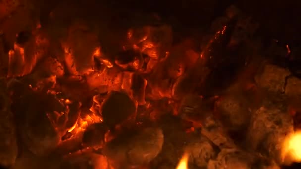 Hořící Uhlíky Zářivým Žárem Plameny Ohně Zblízka Ruční Záběr — Stock video