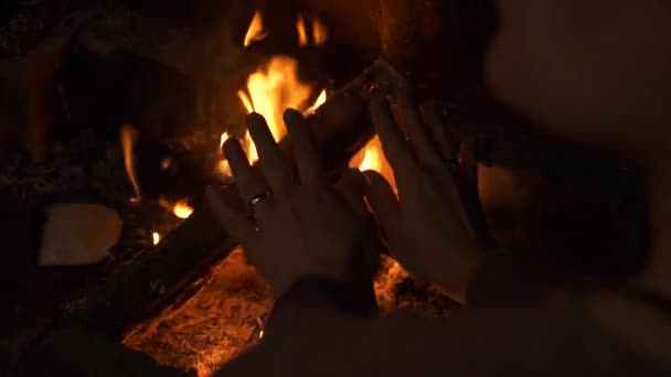 Mujer Calentando Sus Manos Junto Acogedora Chimenea Con Leña Llamas — Vídeos de Stock