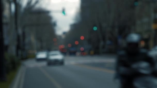 夕暮れの忙しい道路での都市交通の鮮やかな背景 — ストック動画