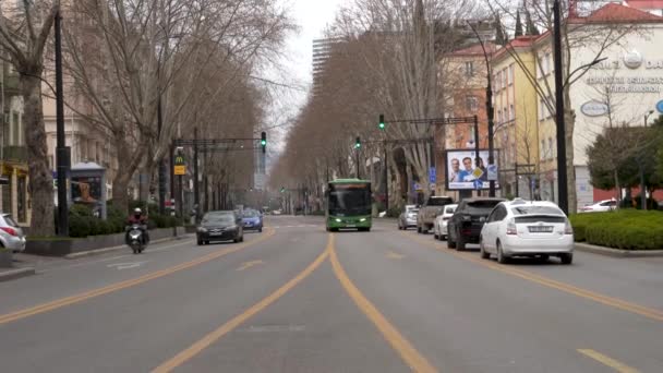 Автомобили Общественные Автобусы Ходят Улице Чавчавадзе Среди Дневной Суеты Тбилиси — стоковое видео