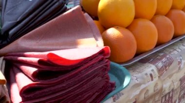 Kalabalık bir market tezgahına serilmiş canlı bir dizi geleneksel yiyecek ve meyve..