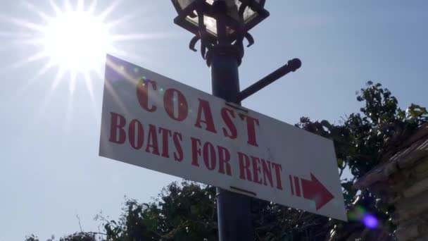 Cartel Colgante Que Señala Alquiler Barcos Costa Toma Sol Tarde — Vídeo de stock