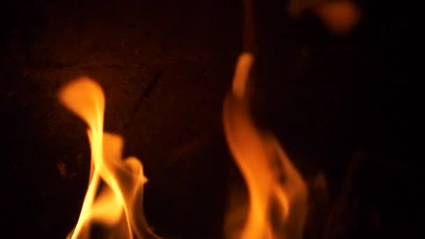 Крупным Пламенем Бетонной Стене Ночью — стоковое видео