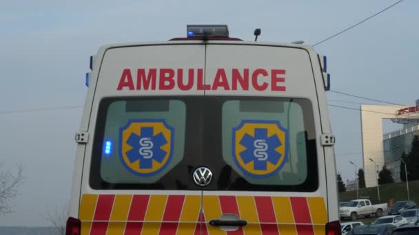 Une Ambulance Navigue Travers Circulation Urbaine Avec Des Sirènes Clignotantes — Video