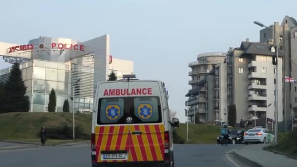Ambulansbil Navigerar Genom Staden Kvällen Med Blinkande Sirenljus Tända Utsikt — Stockvideo