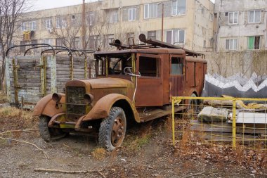 Paslı bir Sovyet kamyonu endüstriyel binalar tarafından terk edilmiş duruyor..