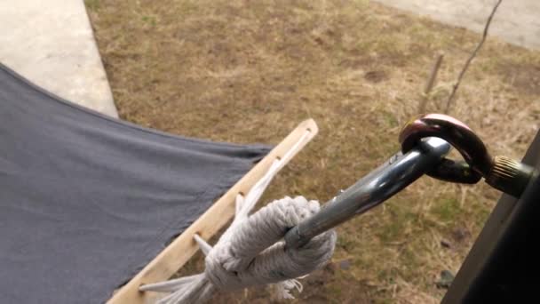Karabina Askısına Asılı Bir Hamağın Yakın Çekim Görüntüsü — Stok video
