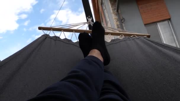 Soğuk Havada Arka Bahçede Sallanan Hamakta Uzanan Pantolon Çoraplar Giymiş — Stok video