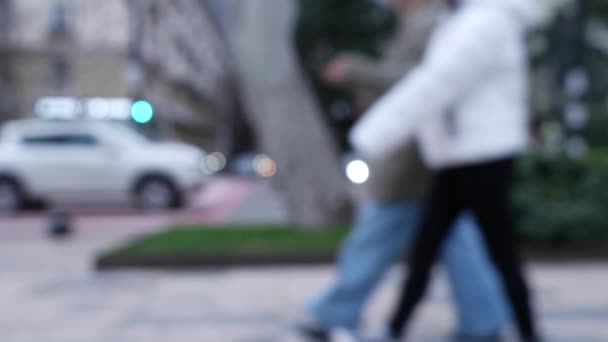 Размытое Движение Пешеходов Транспортных Средств Городской Улице Наступает Вечер — стоковое видео