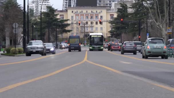 Şehirdeki Trafik Dinamiklerini Gösteren Bir Yol Boyunca Arabalar Otobüsler Hareket — Stok video