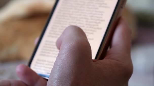 Close Mão Segurando Smartphone Com Documento Texto Aberto Tela — Vídeo de Stock