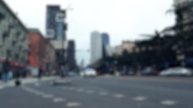 Şehrin arka planındaki yayalar ve hareket halindeki araçlar yüksek binalar ve gökyüzü arka planında yok edildi..