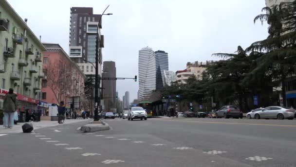 Şehrin Yayalar Yüksek Binaların Arka Planında Hareket Eden Araçlarla Geniş — Stok video