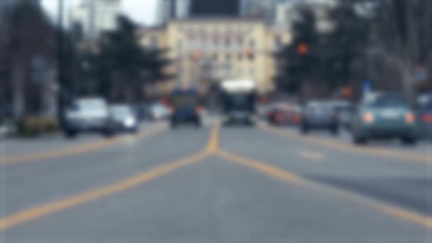 Defokussierter Hintergrund Des Städtischen Straßenverkehrs Mit Fahrenden Autos Und Öffentlichen — Stockvideo