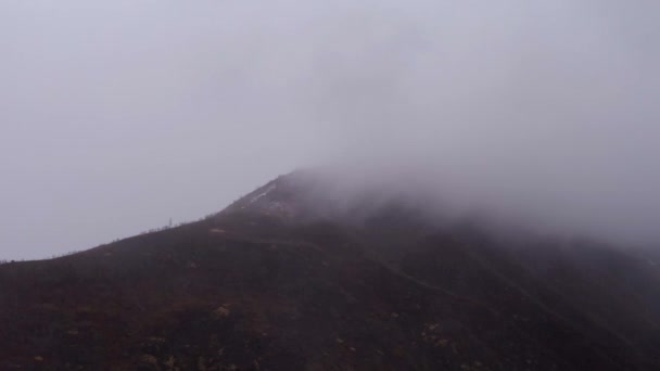 산봉우리의 타임랩스는 점차적으로 사라지고 두꺼운 정리되고 부드러운 눈송이가 흘러나옵니다 — 비디오