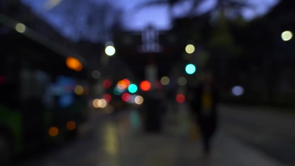 Odostřený Pohyb Autobusů Aut Městě Vedle Osvětlené Autobusové Zastávky Noci — Stock video