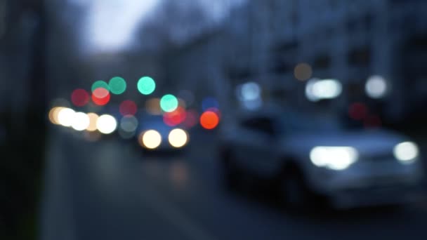 Nieostry Widok Samochodów Światłami Poruszającymi Się Ulicy Miejskiej Podczas Zmierzchu — Wideo stockowe