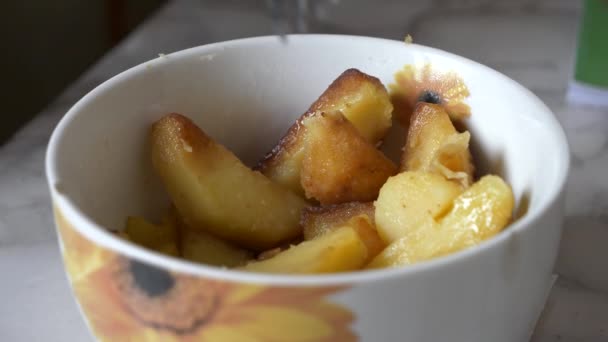 그릇에서 감자를 포크의 클로즈업 — 비디오