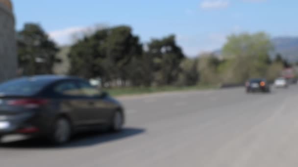 Nieostre Ujęcie Samochodów Jadących Autostradą Drzewami Pod Słonecznym Niebem — Wideo stockowe