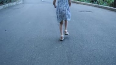 Genç bir kız parkta kaldırımlı bir yolda ağır çekimde koşuyor. Onun açık renk elbisesi, tasasız bir anın tadını çıkarırken arkasında akıyor..