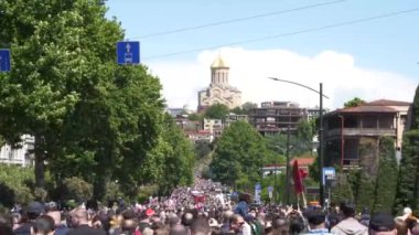 İnsanlar Hristiyan bayramında haç ve bayraklarla bir araya geliyor. Tiflis, Gürcistan - 17 Mayıs 2024.