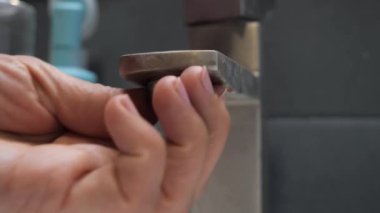 Bir el dikkatle musluğu lavabodan çıkarıyor..