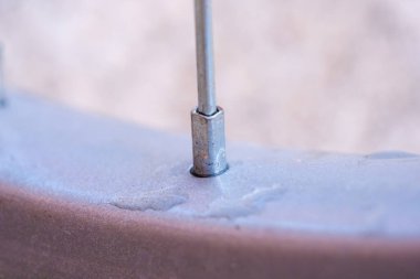 Tekerlek kenarına bağlanan bir bisikletin yakın çekimi. Ayarlar, tellerin işlevselliğini vurgular.