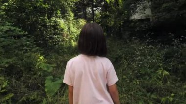Huzurlu bir orman yolunda tek başına yürüyen küçük bir kız. Genç bir kız sakin bir ormanı keşfediyor, güzelliğin tadını çıkarıyor, arkadan çekiliyor..