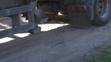 Bir kamyon karavanı kırsal bir yolda düz olmayan bir zeminde yol alır. Borjomi, Gürcistan - 17 Ağustos 2024.