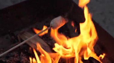 Alevlerle çevriliyken çubukta marşmelov kızartıyorlar. Akşamları mangal ateşinde lokum kızartıyorum.