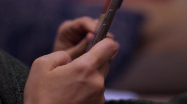 Akıllı telefon ekranı yazı yazma ve kaydırmayı, dijital iletişimi, mobil bağlantıyı ve etkileşimli teknolojik bağlantıyı temsil eder