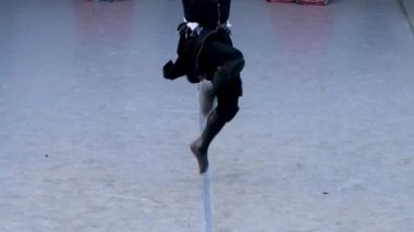 Gürcü bir halk dansçısı gün boyunca açık hava tiyatrosunda geleneksel bir Gürcü dansı yapıyor..
