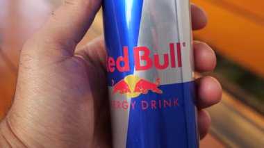 Açık havada Red Bull konservesi tutarken yakın plan. Tsemi, Gürcistan - 19 Ağustos 2024.