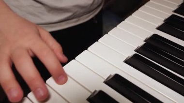 Kapalı müzisyen elleri piyano çalışıyor, müzikal performans boyunca karmaşık parmak pozisyonlarını ve dinamik klavye hareketlerini ortaya çıkarıyor