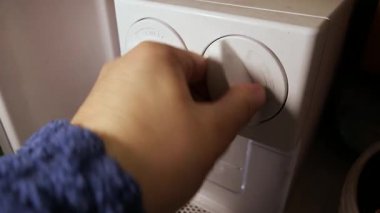 Buzdolabı buz makinesini çalıştıran, düğmeyi çeviren ve buz küplerini alan birine yakın durun.