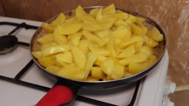 Patates kamaları cızırdıyor, kavurucu ateşin üzerine dökme demir tavada kahverengileşiyor