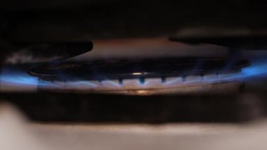 Gaz sobası mavi alevlerle yanıyor